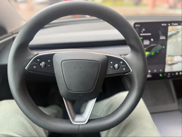 Tesla Model 3 2024 — миниатюра 2