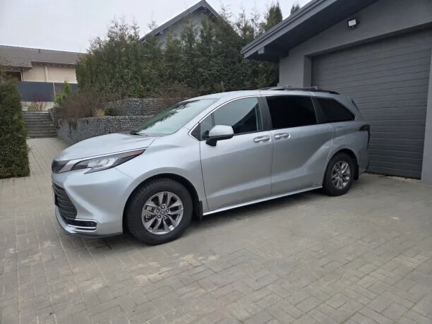Toyota Sienna 2022 — фото 1, купить с доставкой в Москву