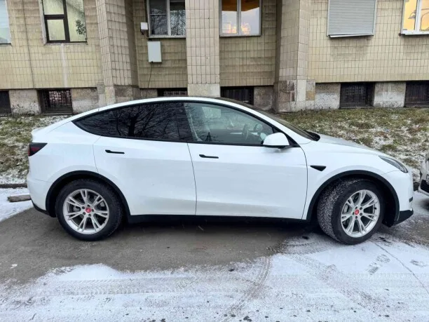 Tesla Model Y 2022 — миниатюра 4