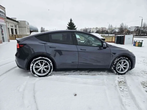 Tesla Model Y 2023 — миниатюра 2