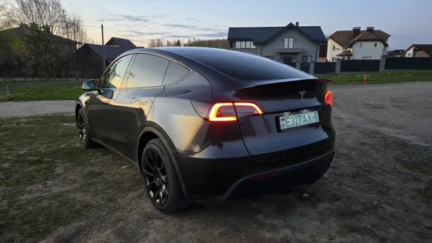 Tesla Model Y 2024 — миниатюра 2