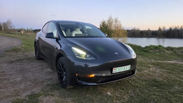 Tesla Model Y 2024 — фото 1, купить с доставкой в Москву