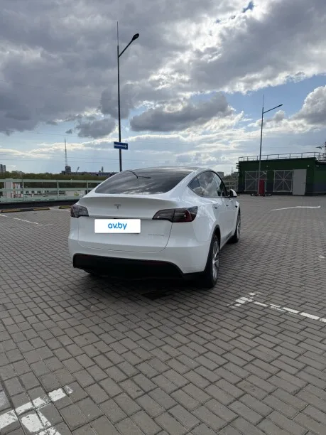 Tesla Model Y 2024 — миниатюра 2