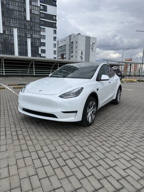 Tesla Model Y 2024 — фото 1, купить с доставкой в Москву