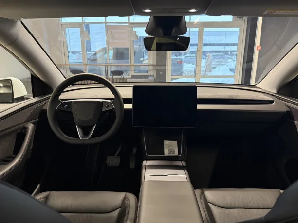 Tesla Model Y 2025 — миниатюра 3