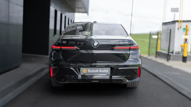 BMW i7 2023 — миниатюра 2