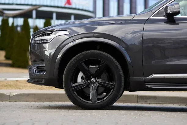 Volvo XC90 2023 — миниатюра 3