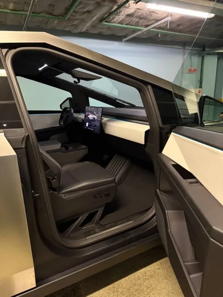 Tesla Cybertruck 2025 — миниатюра 3