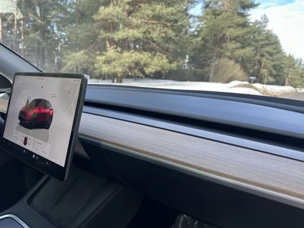 Tesla Model Y 2024 — миниатюра 3