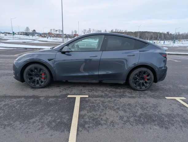 Tesla Model Y 2022 — миниатюра 4