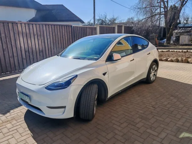 Tesla Model Y 2023 — миниатюра 2