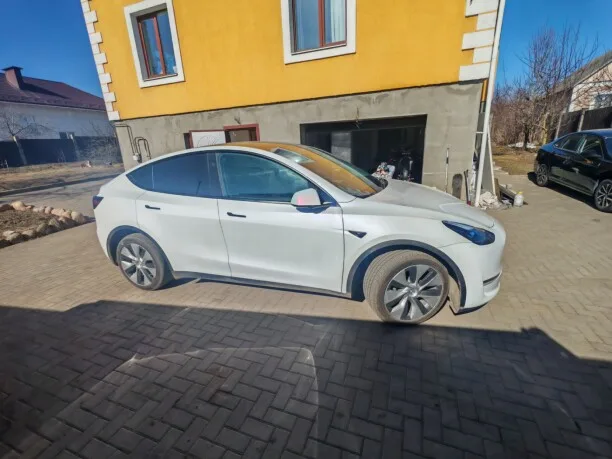 Tesla Model Y 2023 — миниатюра 3