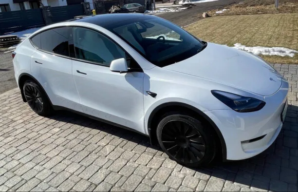 Tesla Model Y 2023 — миниатюра 2