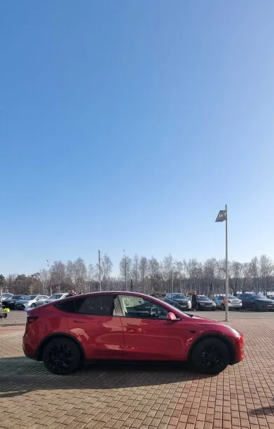 Tesla Model Y 2023 — миниатюра 2