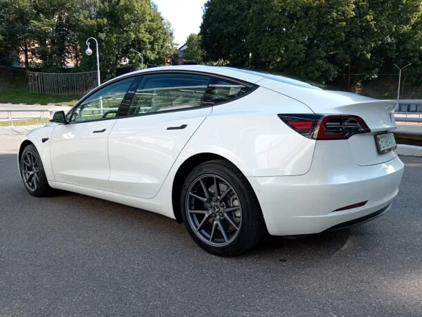 Tesla Model 3 2022 — миниатюра 2