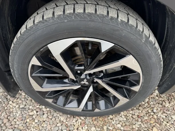 Mitsubishi Outlander 2023 — миниатюра 3