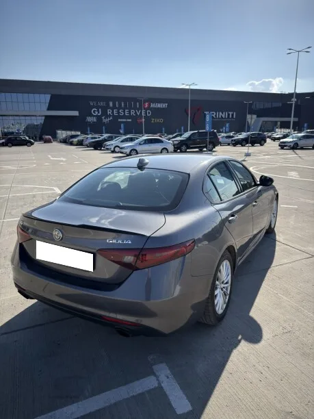 Alfa Romeo Giulia 2022 — миниатюра 3