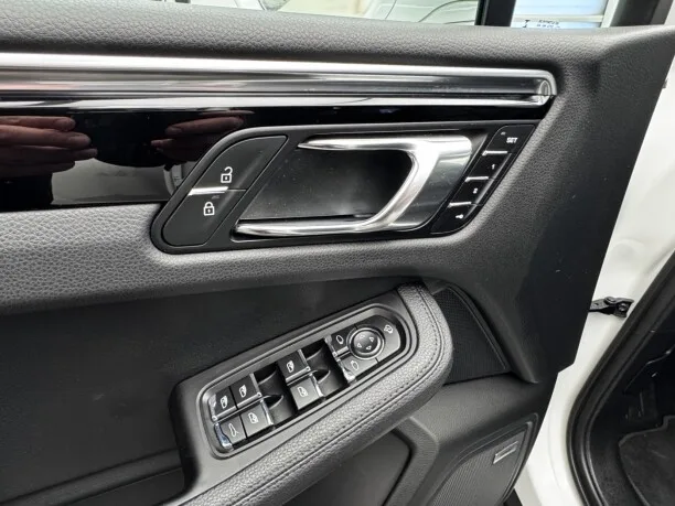 Porsche Macan 2022 — миниатюра 5