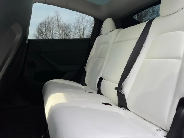 Tesla Model Y 2024 — миниатюра 3