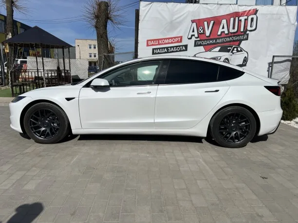 Tesla Model 3 2024 — миниатюра 2