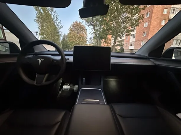Tesla Model Y 2023 — миниатюра 2