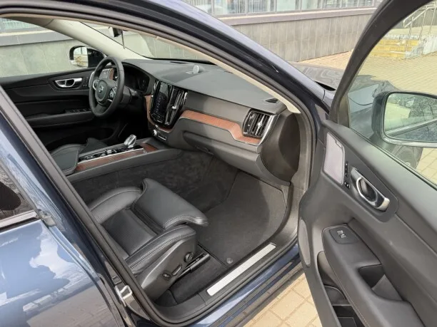 Volvo XC60 2023 — миниатюра 3