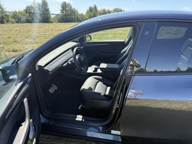 Tesla Model Y 2022 — миниатюра 3