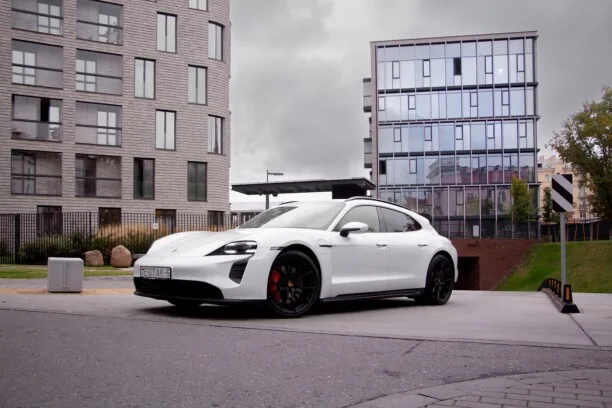 Porsche Taycan 2023 — миниатюра 2