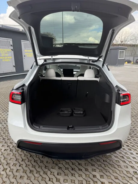 Tesla Model Y 2022 — миниатюра 5