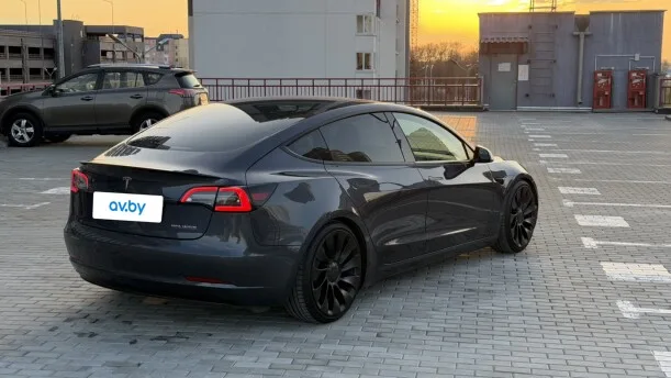 Tesla Model 3 2022 — миниатюра 4