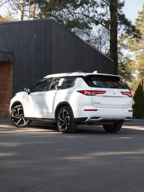 Mitsubishi Outlander 2023 — миниатюра 2
