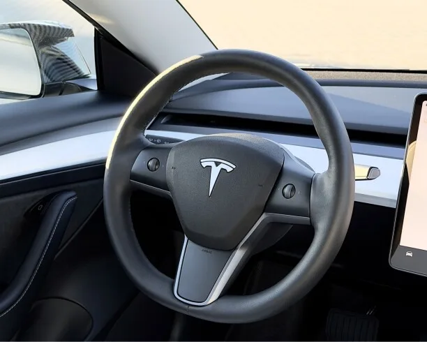 Tesla Model 3 2023 — миниатюра 3
