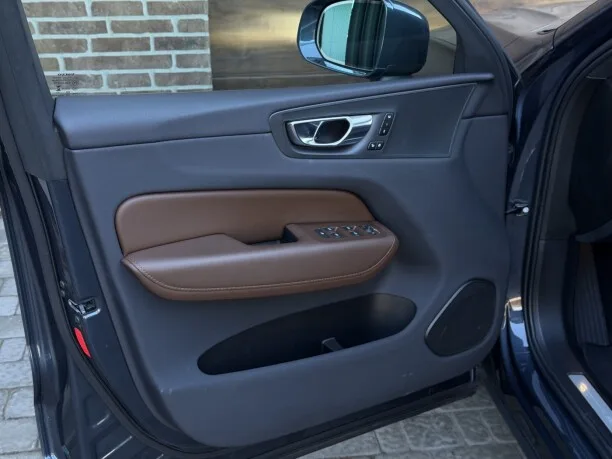 Volvo XC60 2023 — миниатюра 3