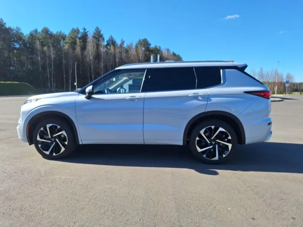 Mitsubishi Outlander 2022 — миниатюра 2