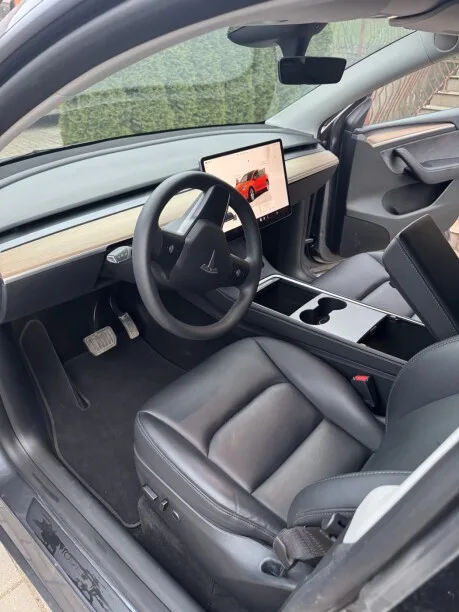 Tesla Model Y 2023 — миниатюра 2
