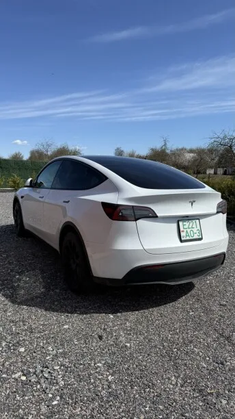 Tesla Model Y 2024 — миниатюра 2