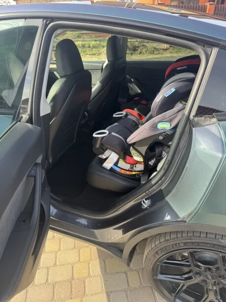 Tesla Model Y 2023 — миниатюра 2