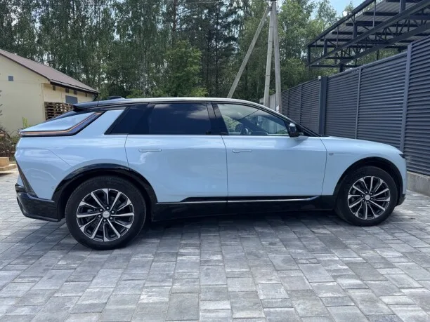 Cadillac Lyriq 2022 — миниатюра 4