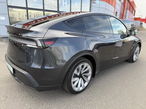 Tesla Model Y 2025 — миниатюра 2