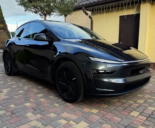 Tesla Model Y 2025 — фото 1, купить с доставкой в Москву