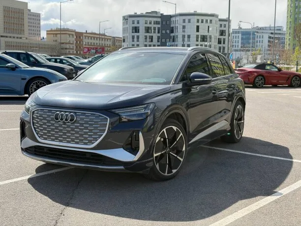 Audi Q4 e-tron 2023 — фото 1, купить с доставкой в Москву