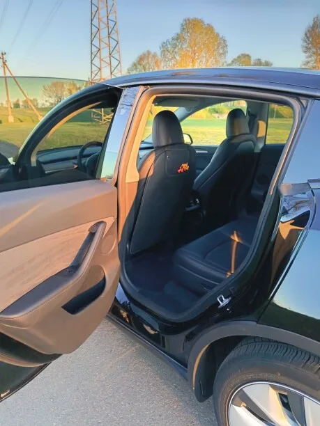 Tesla Model Y 2023 — миниатюра 5