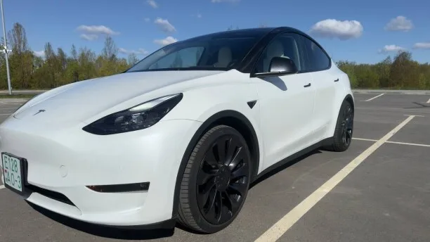 Tesla Model Y 2022 — миниатюра 2
