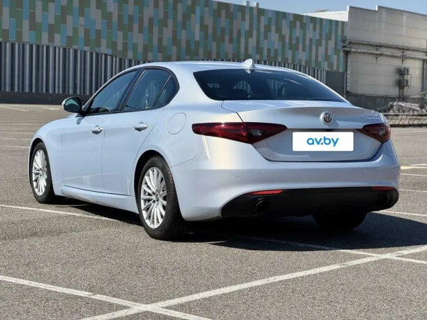 Alfa Romeo Giulia 2022 — миниатюра 5