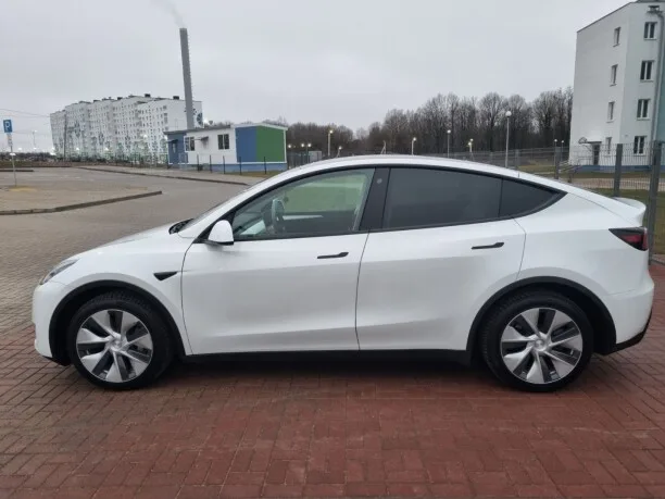 Tesla Model Y 2022 — миниатюра 2