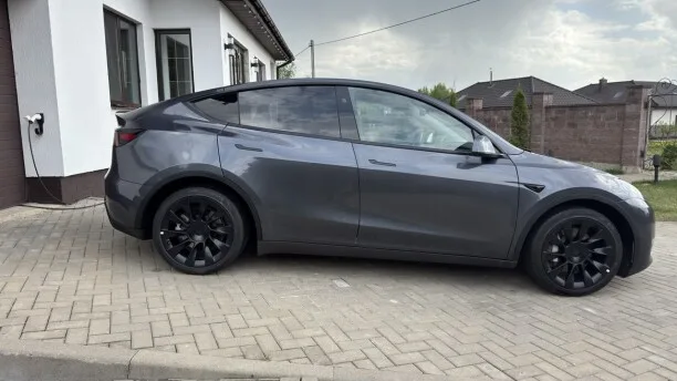 Tesla Model Y 2023 — миниатюра 2