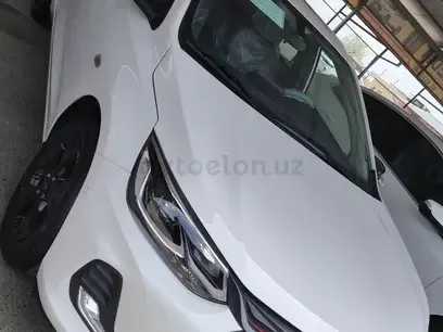 Chevrolet Onix 2025 — фото 1, купить с доставкой в Москву