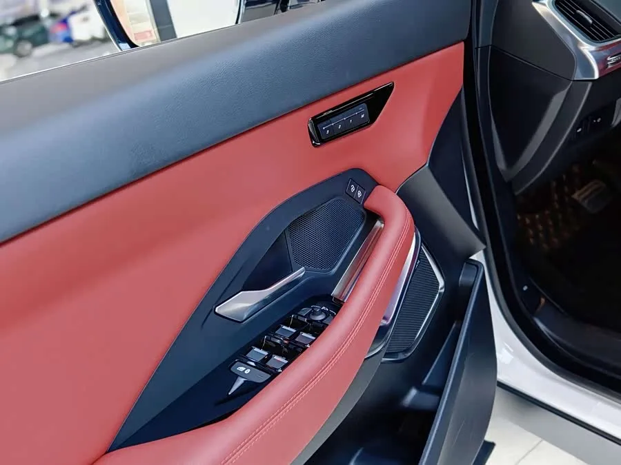Jaguar E-Pace 2024 aggressive sports version R-DYNAMIC S 2024 — миниатюра 5