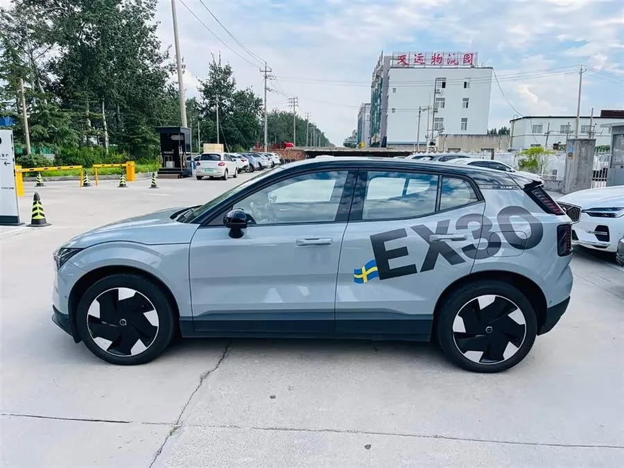 Volvo EX30 2025 rear-wheel drive long-range version Ultra 2024 — миниатюра 3