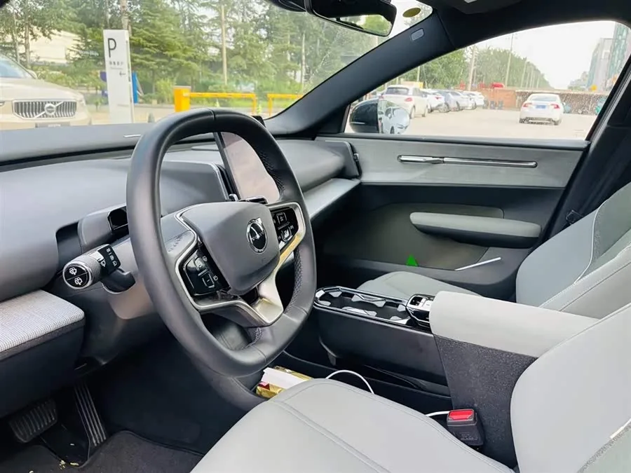 Volvo EX30 2025 rear-wheel drive long-range version Ultra 2024 — миниатюра 4